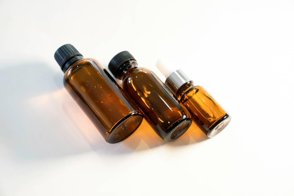 Infographic showing composition differences between alcohol-based vs. alcohol-free witch hazel: alcohol-free contains tannins and polyphenols without ethanol, while drugstore versions often contain 14% alcohol that damages skin barrier.